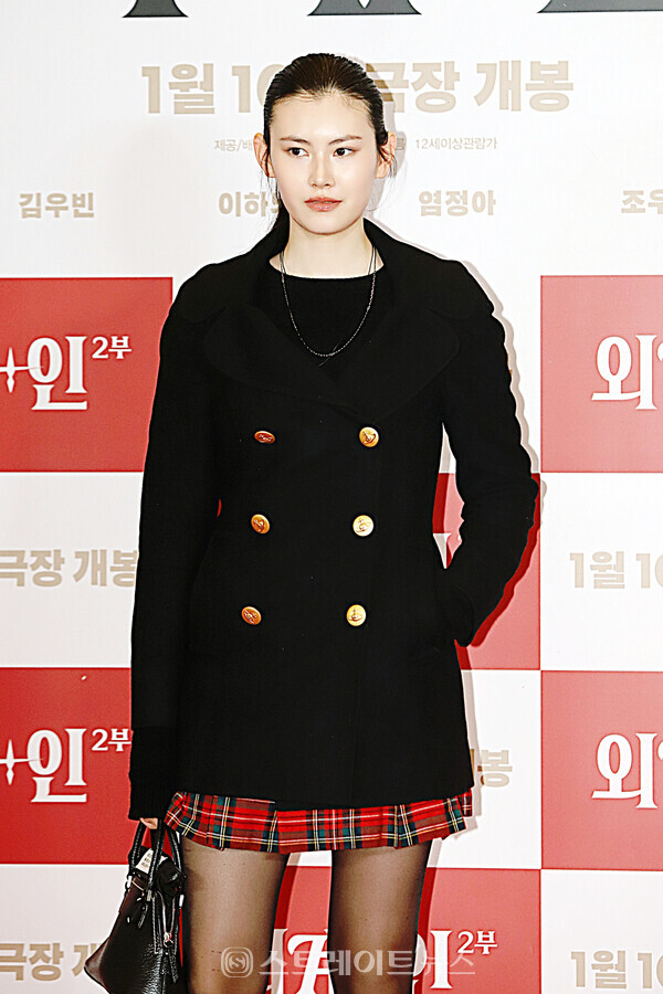 영화 ‘외계+인’ 2부 VIP 시사회 포토월 행사에 참석한 모델 하아라가 포즈를 취하고 있다. 양용은 기자 taeji1368@naver.com
