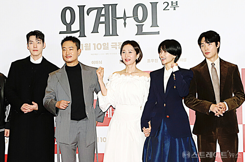 영화 ‘외계+인’ 2부 VIP 시사회 포토월 행사에 참석한 (왼쪽부터) 배우 김우빈-조우진-염정아-김태리-류준열. 양용은 기자 taeji1368@naver.com