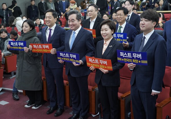 양향자(오른쪽 두번째) 한국의희망 대표가 9일 오전 국회에서 개최한 출판기념회에 이준석(오른쪽 첫번째) 전 국민의힘 대표, 아닉연(오른쪽 세번째) 전 국무총리, 금태섭(오른쪽 네번째) 전 의원, 류호정(오른쪽 다섯번째) 새로운선택 공동대표와 나란히 서 있다. 양향자 대표실