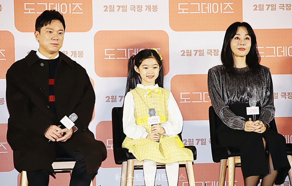 영화 ‘도그데이즈’ 제작보고회에 참석한 (왼쪽부터) 배우 정성화-윤채나-김윤진. 양용은 기자 taeji1368@naver.com