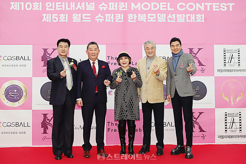 제10회 인터내셔널 슈퍼퀸 모델콘테스트 4본선 김인배 회장-원로배우 한지일-탈렌트 황덕재 등 내빈들 포토타임. 양용은 기자 taeji1368@naver.com