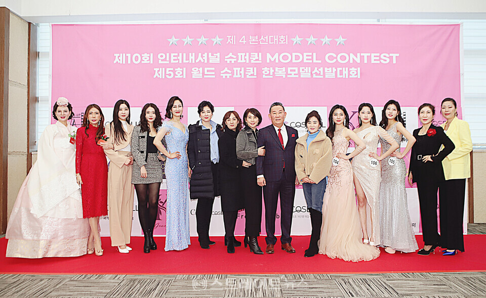 (왼쪽부터) 이지현-이현정-임다인-박현정-정현숙-조선미-신윤희-임명화-김인배 회장-이하진-신이나-최윤희-김도영-유경자-박은숙 대표. 양용은 기자 taeji1368@naver.com