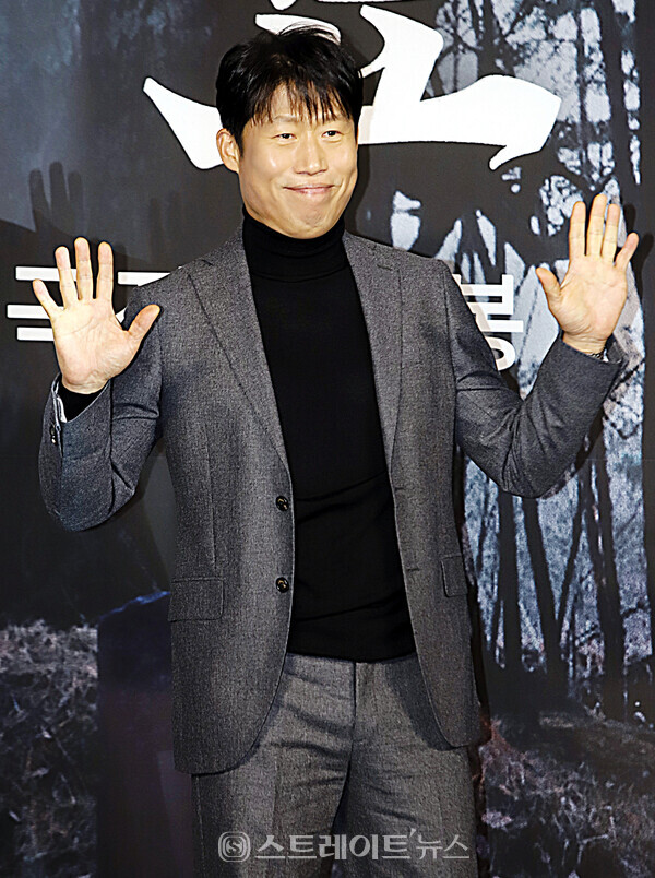 영화 ‘파묘’ 제작보고회에 참석한 배우 유해진이 포토타임을 갖고 있다. 양용은 기자 taeji1368@naver.com