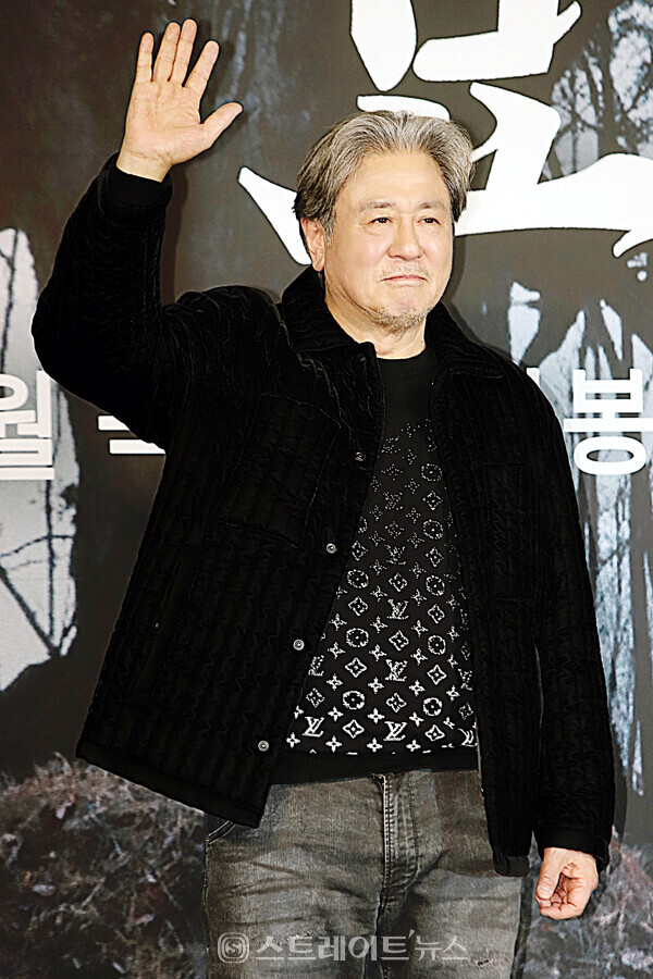 영화 ‘파묘’ 제작보고회에 참석한 배우 최민식이 포토타임을 갖고 있다. 양용은 기자 taeji1368@naver.com