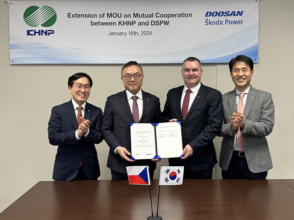 16일(현지시간) 체코의 원전 기자재 제작 업체인 두산스코다파워를 방문해 협력 MOU를 갱신 했다.(왼쪽부터) 장현승 한수원 체코,폴란드사업실장, 황주호 한수원 사장, 다니엘 프로하츠카 스코다파워 COO, 손승우 두산에너빌리티 부사장