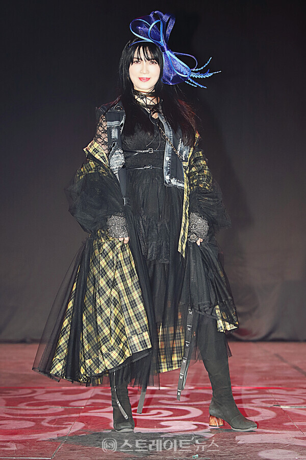 제18회 유니버셜 모델협회 한부모 가정돕기 정기패션쇼에서 시니어모델 정윤희가 포즈를 취하고 있다. 양용은 기자 taeji1368@naver.com