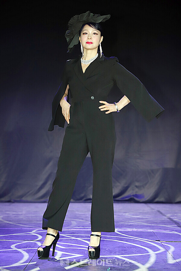 제18회 유니버셜 모델협회 한부모 가정돕기 정기패션쇼에서 시니어모델 고인옥이 포즈를 취하고 있다. 양용은 기자 taeji1368@naver.com