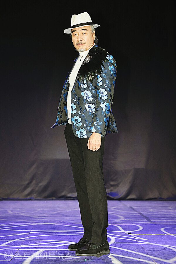 제18회 유니버셜 모델협회 한부모 가정돕기 정기패션쇼에서 시니어모델 박영화가 포즈를 취하고 있다. 양용은 기자 taeji1368@naver.com