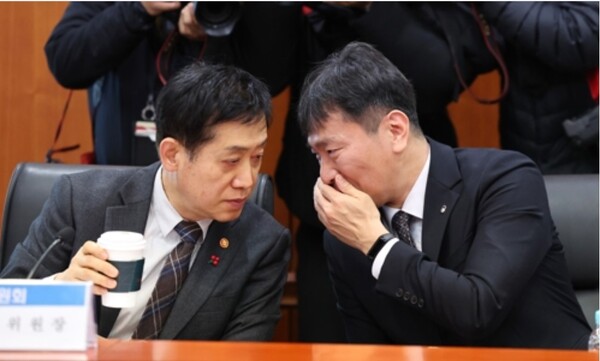 24일 오전 서울 금융투자협회에서 열린 금융위원회-금융감독원-증권업계 간담회에서 대화하는 김주현 금융위원장(왼쪽)과 이복현 금감원장. 연합뉴스 제공.