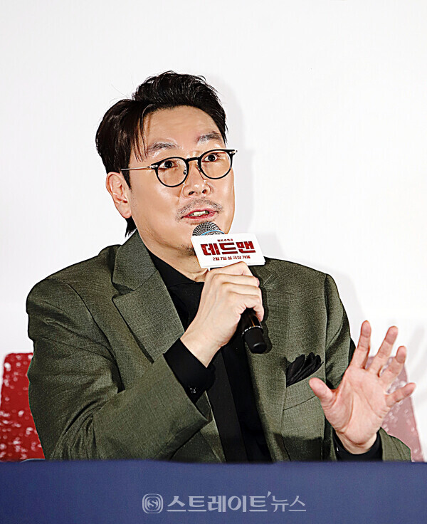 영화 ‘데드맨’ 언론시사회 기자간담회에 참석한 배우 조진웅이 취재진의 질문에 답변하고 있다. 양용은 기자 taeji1368@naver.com
