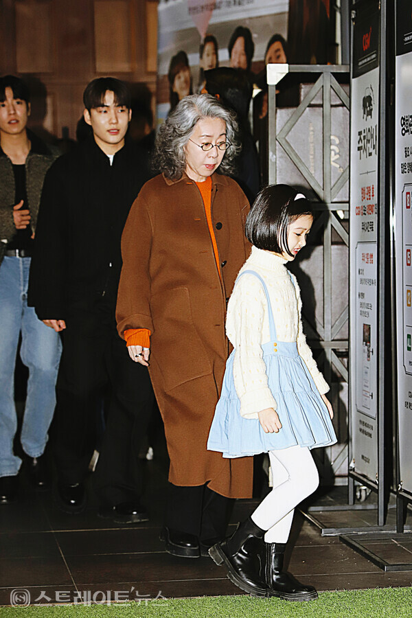 영화 ‘도그데이즈’ 출연 배우들이 VIP 시사회 무대인사를 위해 입장하고 있다. 양용은 기자 taeji1368@naver.com