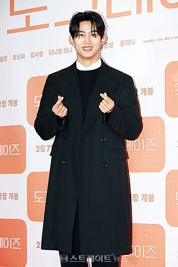 영화 ‘도그데이즈’ VIP 시사회 포토월 행사에 참석한 가수 겸 배우 옥택연이 포토타임을 갖고 있다. 양용은 기자 taeji1368@naver.com