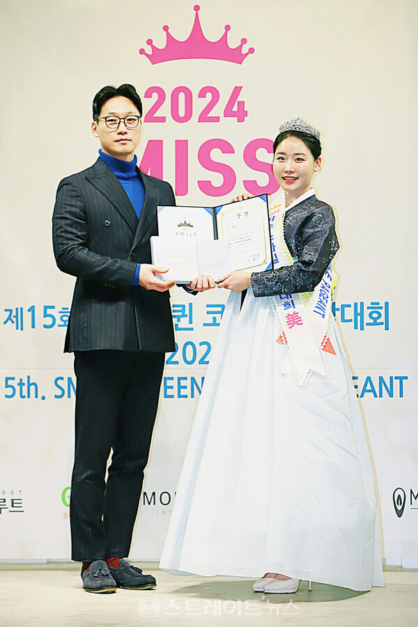 ‘2024 스마일 퀸 코리아 선발대회’ 미(美) 수상자 김명현(오른쪽)와 ANC크루팩토리 백철 대표 기념촬영. 양용은 기자 taeji1368@naver.com
