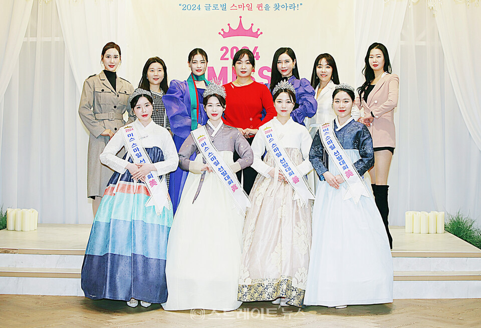 ‘2024  스마일 퀸 코리아 선발대회’ 본상 수상자들과 한빛단 단원들 기념촬영. 양용은 기자 taeji1368@naver.com