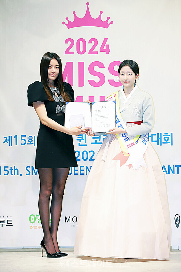 ‘2024 스마일 퀸 코리아 선발대회’ 포토제닉상 수상자 김민서(오른쪽)와 제이 앤 제이 한주희 대표 기념촬영. 양용은 기자 taeji1368@naver.com