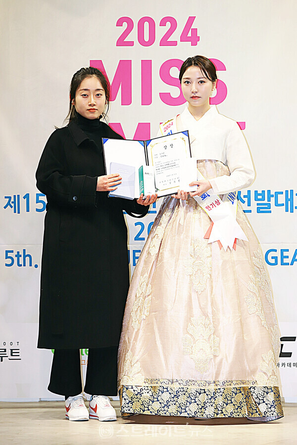 ‘2024 스마일 퀸 코리아 선발대회’ 인기상 수상자 김햬원(오른쪽)과 스마트너스 최아련 실장 기념촬영. 양용은 기자 taeji1368@naver.com