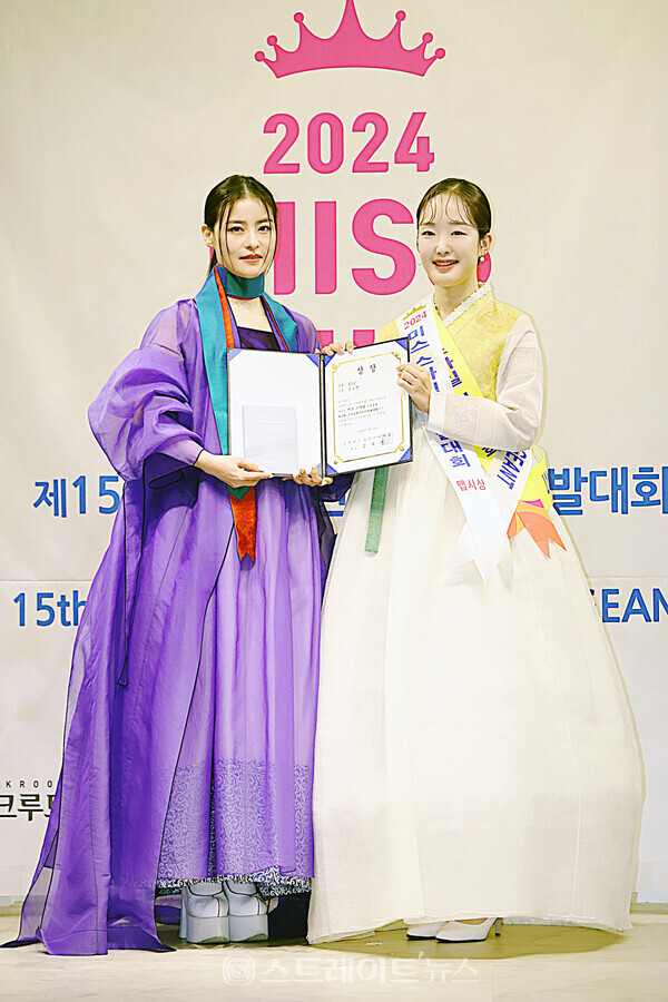 ‘2024 스마일 퀸 코리아 선발대회’ 맵시상 수상자 김은경(오른쪽)과 ‘2022 자연미인선발제전’ 선(善) 전영주 기념촬영. 양용은 기자 taeji1368@naver.com