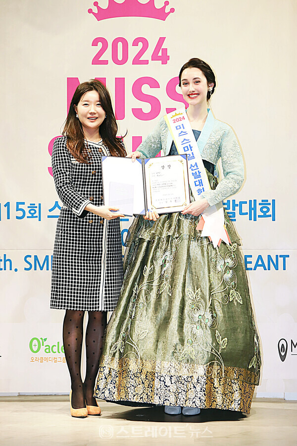 ‘2024 스마일 퀸 코리아 선발대회’ 패션상 수상자 줄리아(오른쪽)와 ‘2020 미스미시즈한복선발대회’ 대상 김해정 기념촬영. 양용은 기자 taeji1368@naver.com