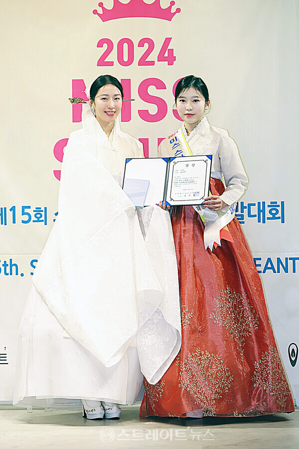 ‘2024 스마일 퀸 코리아 선발대회’ 재능상 수상자 최수빈(오른쪽)과 ‘2023 코리아한복미인선발대전’ 진(眞) 김희진 기념촬영. 양용은 기자 taeji1368@naver.com