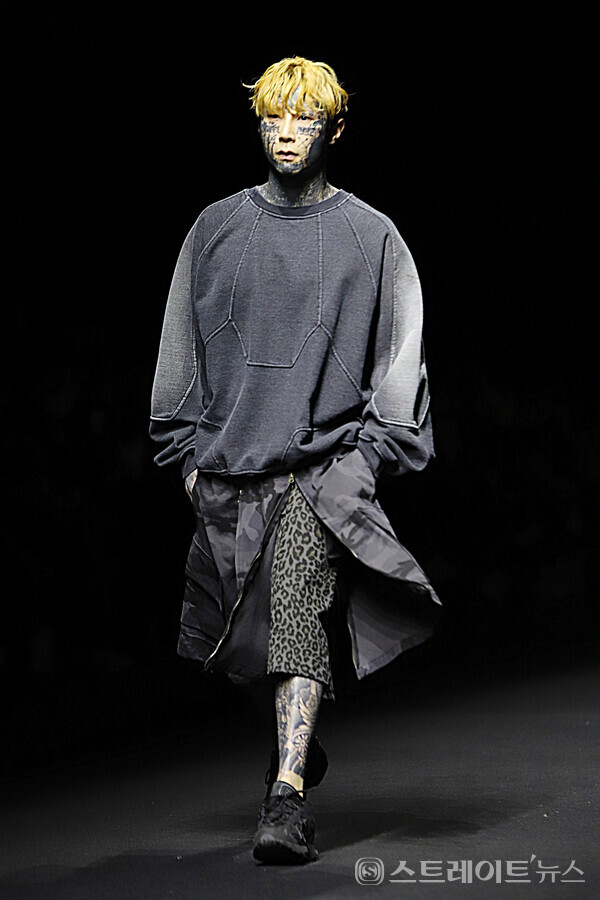 서울패션위크 아조바이아조 2024 F/W 컬렉션에서 모델이 런웨이를 걷고 있다. 양용은 기자 taeji1368@naver.com