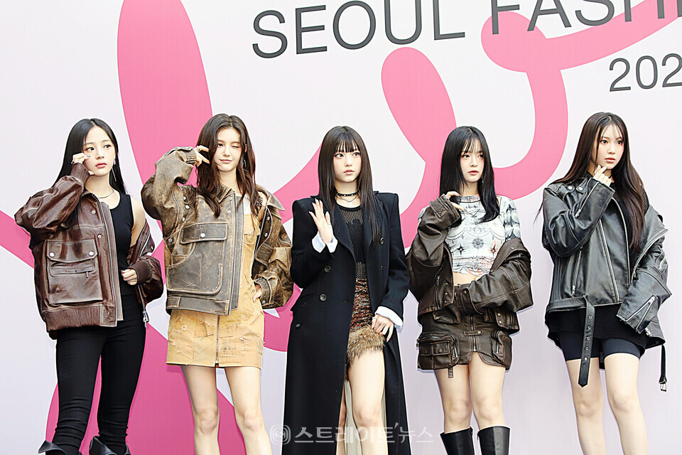 2024 F/W 서울패션위크 줄라이칼럼 포토월 행사에 참석한 그룹 뉴진스 민지-하니-다니엘-해린-혜인. 양용은 기자 taeji1368@naver.com
