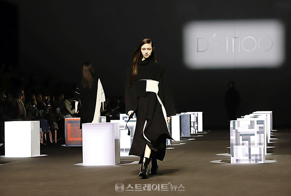 서울패션위크 박춘무 ‘데무’ 2024 F/W 컬렉션에서 모델이 런웨이를 걷고 있다. 양용은 기자 taeji1368@naver.com
