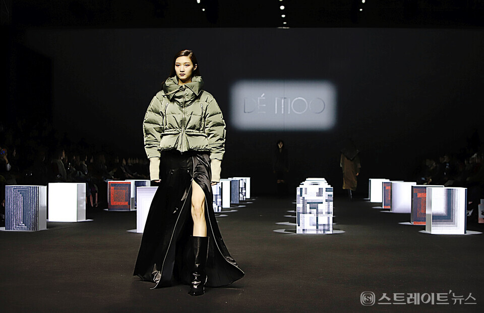 서울패션위크 박춘무 ‘데무’ 2024 F/W 컬렉션에서 모델이 런웨이를 걷고 있다. 양용은 기자 taeji1368@naver.com