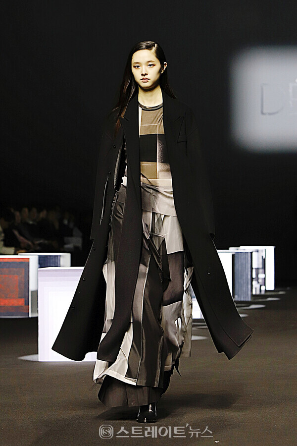 서울패션위크 박춘무 ‘데무’ 2024 F/W 컬렉션에서 모델이 런웨이를 걷고 있다. 양용은 기자 taeji1368@naver.com