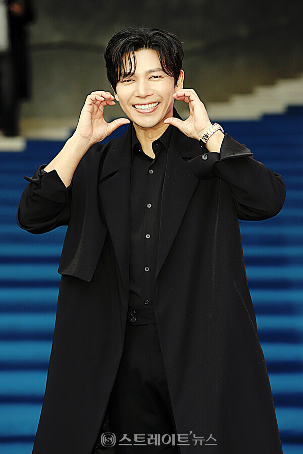 2024 F/W 서울패션위크 줄라이칼럼 포토월 행사에 참석한 배우 지승현. 양용은 기자 taeji1368@naver.com