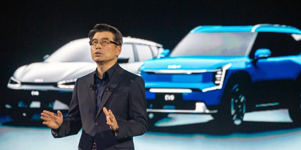 송호성 기아 대표이사 사장이 지난해 10월 경기 여주 마임비전빌리지에서 열린 '2023 기아 EV 데이'에서 전동화 전략을 발표하는 모습. 기아 제공