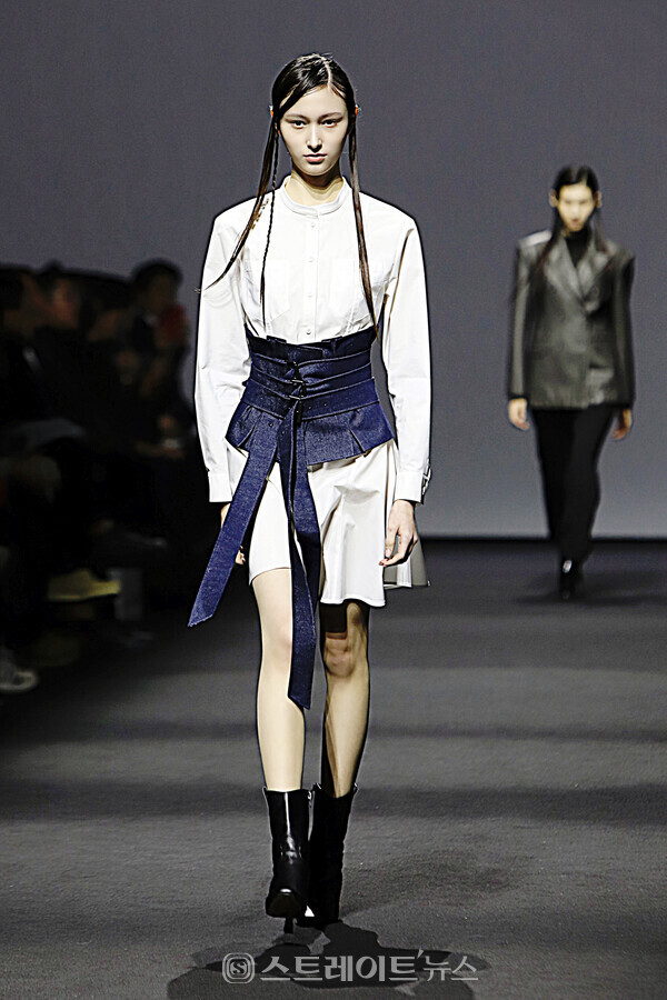 서울패션위크 라이 2024 F/W 컬렉션에서 모델이 런웨이를 걷고 있다. 양용은 기자 taeji1368@naver.com