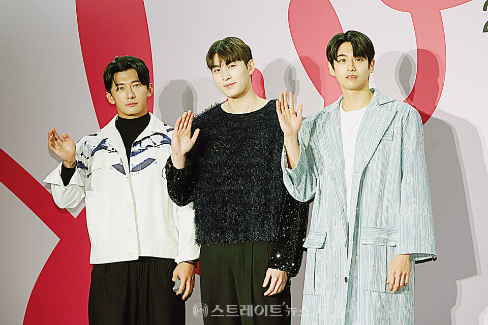2024 F/W 서울패션위크 두칸 포토월 행사에 참석한 솔로지옥3 (왼쪽부터) 이진석, 최민우, 손원익. 양용은 기자 taeji1368@naver.com