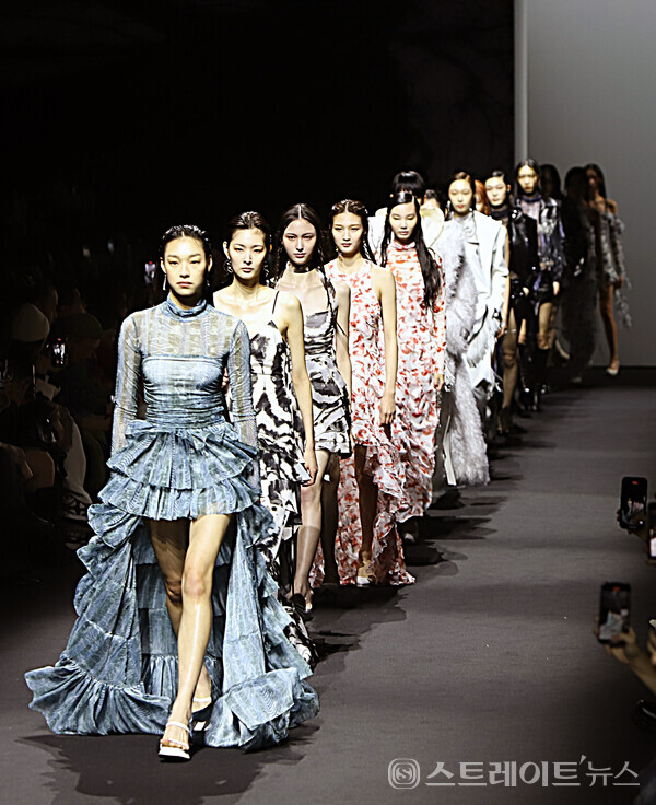 서울패션위크 두칸 2024 F/W 컬렉션에서 모델들이 피날레를 장식하고 있다. 양용은 기자 taeji1368@naver.com