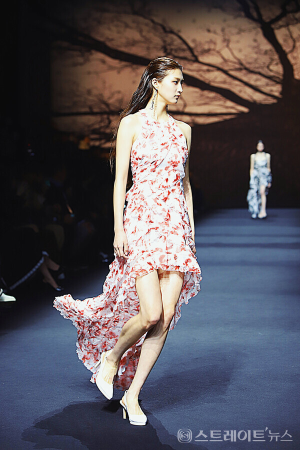 서울패션위크 두칸 2024 F/W 컬렉션에서 모델이 런웨이를 걷고 있다. 양용은 기자 taeji1368@naver.com