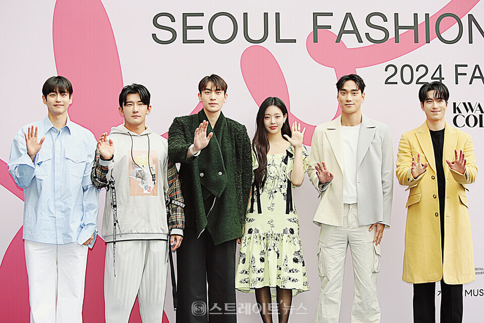2024 F/W 서울패션위크 곽현주 컬렉션 포토월 행사에 참석한 솔로지옥3 출연진 (왼쪽부터) 손원익-이진석-최민우-유시은-박민규-윤하빈. 양용은 기자 taeji1368@naver.com