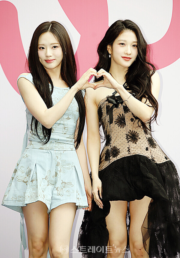 2024 F/W 서울패션위크 곽현주 컬렉션 포토월 행사에 참석한 프로미스나인 지원(왼쪽)-서연. 양용은 기자 taeji1368@naver.com