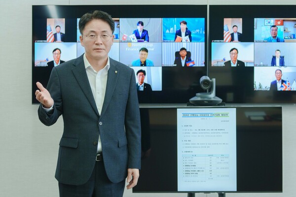 지난 6일 해외점포장과 화상회의를 진행한 NH농협은행 이석용 은행장. 농협은행 제공.