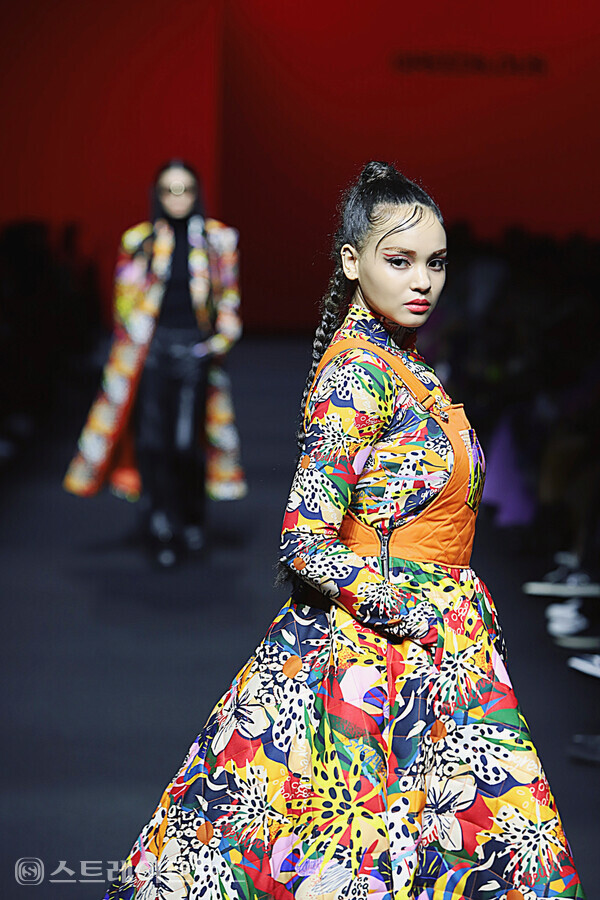 서울패션위크 그리디어스 2024 F/W 컬렉션에서 모델이 포즈를 취하고 있다. 양용은 기자 taeji1368@naver.com