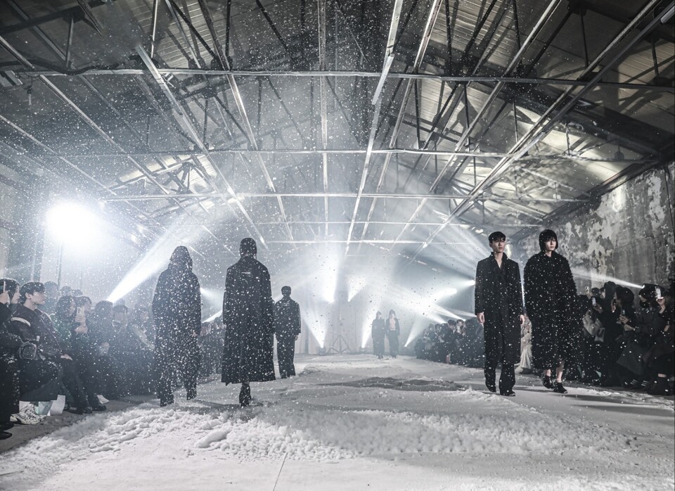 박종철 디자이너의 슬링스톤 2024 F/W 서울패션위크 오프쇼. 서울시 제공