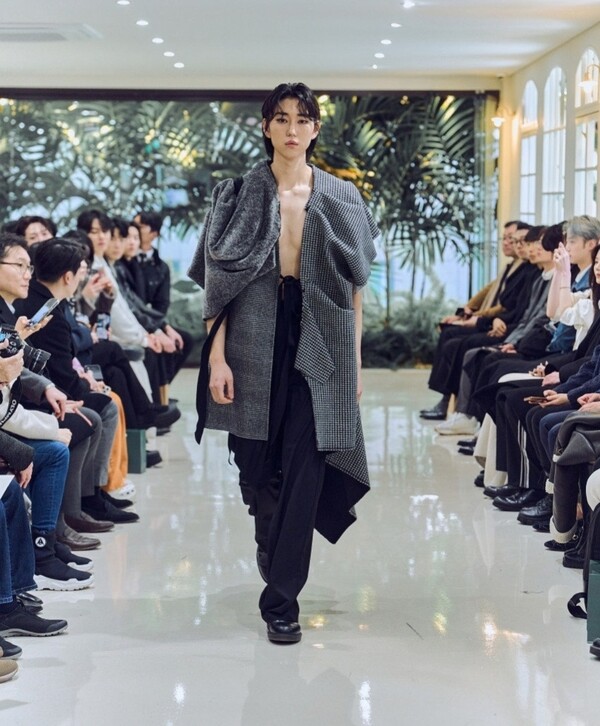 윤종규 디자이너의 ‘JOHN&3:21’ 2024 F/W 서울패션위크 오프쇼. 서울시 제공