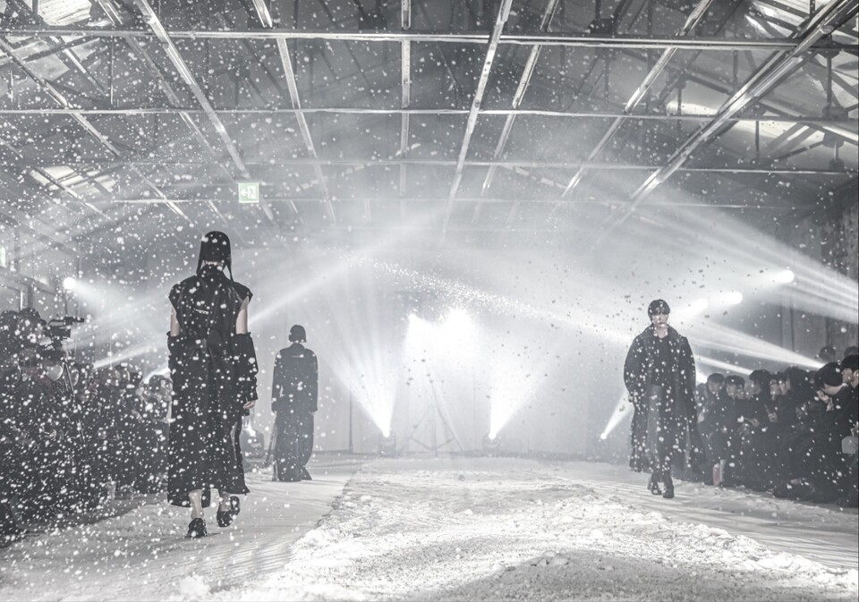 박종철 디자이너의 슬링스톤 2024 F/W 서울패션위크 오프쇼. 서울시 제공