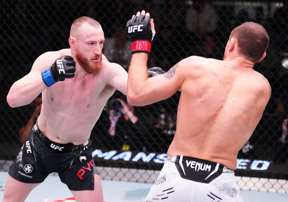 UFC 미들급 잭 허맨슨 vs 조 파이퍼(좌측) 메인 이벤트. UFC 제공