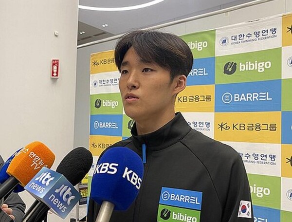 지난 3일 인천공항에서 출국을 앞두고 대회에 임하는 각오를 밝히는 김우민 선수. 연합뉴스 제공.