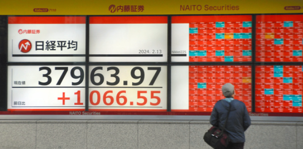 닛케이지수는 13일 전 거래일보다 2.89%(1,066포인트) 오른 3만 7963에 장을 마감했다. 사진=아사히신문