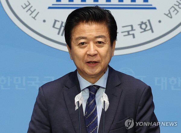 노웅래 더불어민주당 의원이 14일 오전 서울 여의도 국회소통관에서 22대 총선 마포갑 출마선언 기자회견을 하고 있다. 연합뉴스