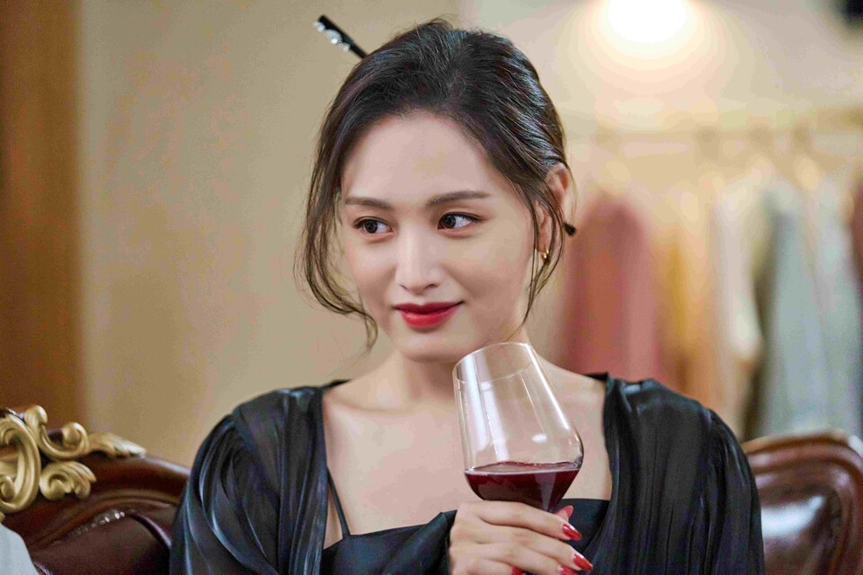 ‘그랜드 샤이닝 호텔’ 배우 김재경. tvN 제공