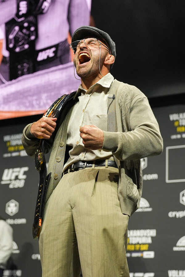 Le champion poids plume Alexander Volkanovski est apparu habillé en vieil homme lors de la conférence de presse de l'UFC 298 qui s'est tenue le 16.  Fourni par l'UFC