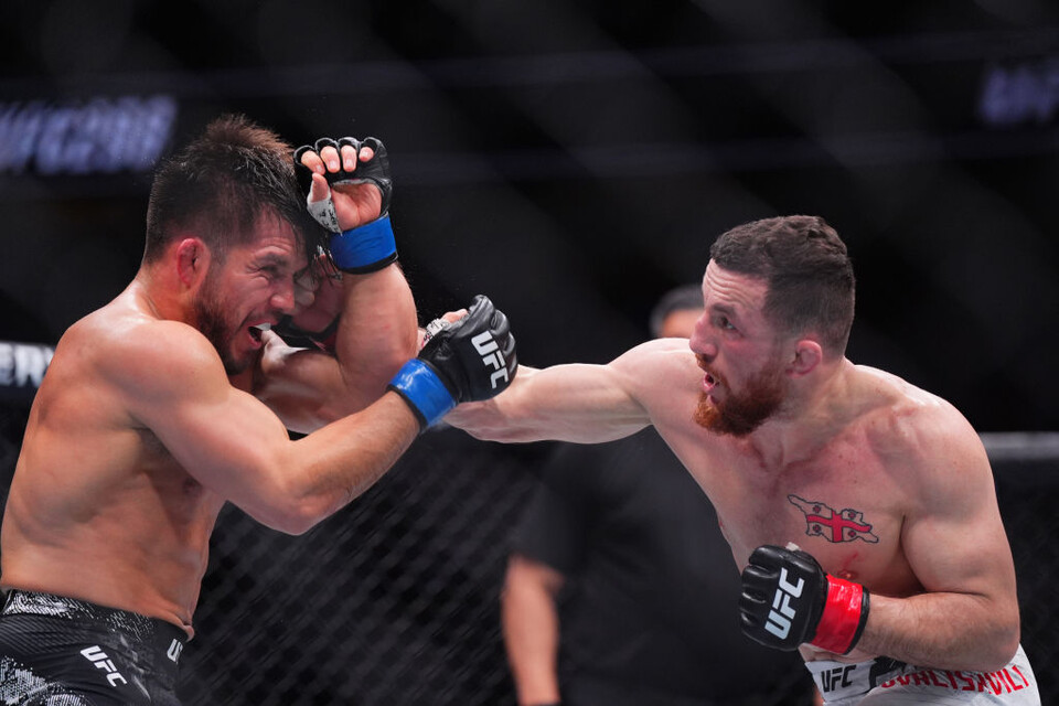 UFC 298 메랍 드발리쉬빌리와 헨리 세후도 밴텀급 경기 장면. UFC 제공