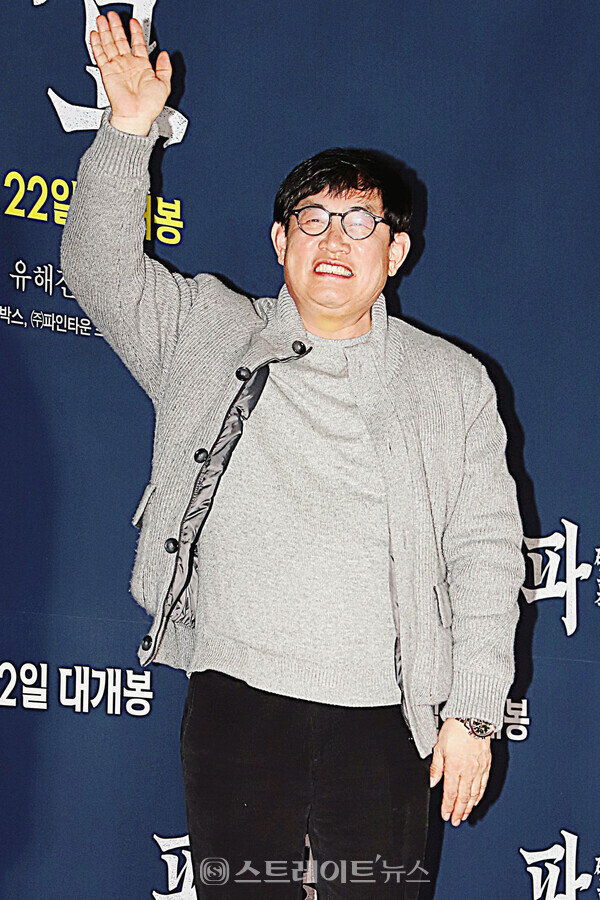 영화 ‘파묘’ VIP 시사회 포토월 행사에 참석한 개그맨 이경규. 양용은 기자 taeji1368@naver.com