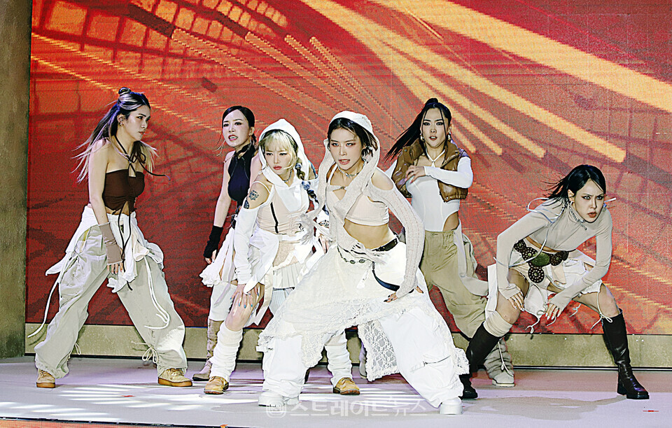 댄스팀 홀리뱅이 영화 ‘듄: 파트2’ 내한 레드카펫 행사에서 축하공연을 하고 있다. 양용은 기자 taeji1368@naver.com